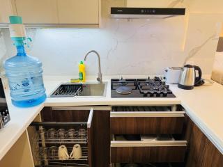 Elysium Tower Studio by DWT Apartments Kitchen & City View - 8