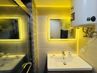 Elysium Tower Studio by DWT Apartments Kitchen & City View - 4