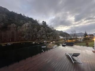 Aurora Bliss - Luxury Waterfront Apartment near Bergen with Sauna & Jacuzzi - 9