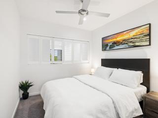 Lakefront Lux-3 Levels-Sauna, Cold Plunge & Pool - Maroochydore - 2