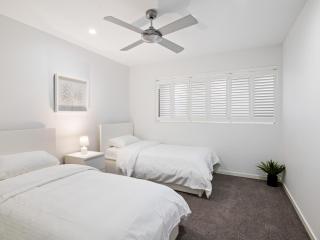Lakefront Lux-3 Levels-Sauna, Cold Plunge & Pool - Maroochydore - 1