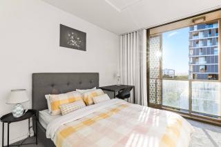 Modern 3BR Apartment near Airport & City, Parking - 7