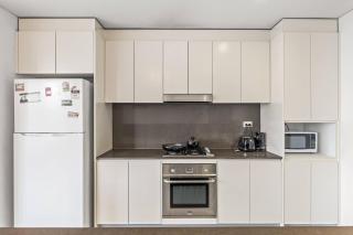 Modern 3BR Apartment near Airport & City, Parking - 3