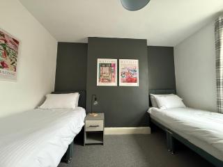 Large 4 bed - Xbox - Private Parking - 3