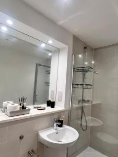 Elegant City Trafford 2-Bed Flat - 6