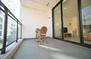Modern 2 BDR APT close to Station & Free Parking - 4