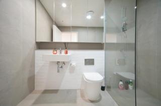 Modern 2 BDR APT close to Station & Free Parking - 2