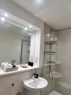 Elegant City Trafford 2-Bed Flat - 4