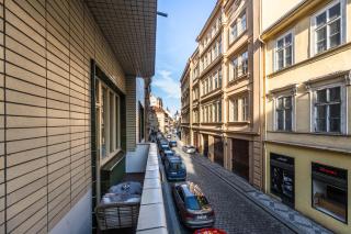 Utulny apartment s balkonem u Karlova mostu - 7