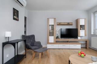 Bright Two Bedroom Apartment in Wrocław with Air Conditioning and Parking by Noclegi Renters - 6