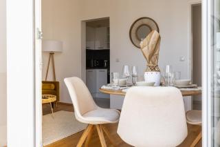 Bright stylish apartment with a balcony in a top location - 1