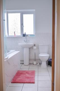 Spacious 4 Bed 2 Bath House - 9