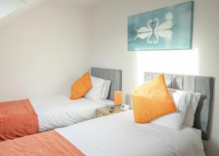 Spacious 4 Bed 2 Bath House - 4