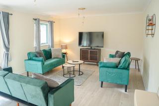 Spacious 4 Bed 2 Bath House - 6