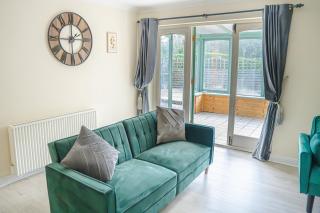 Spacious 4 Bed 2 Bath House - 3