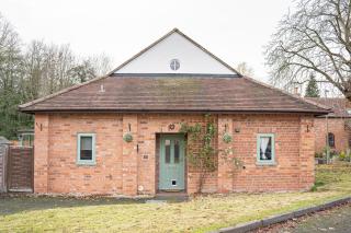 Spacious 4 Bed 2 Bath House - 9