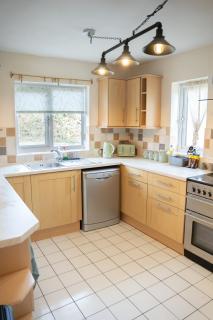 Spacious 4 Bed 2 Bath House - 2