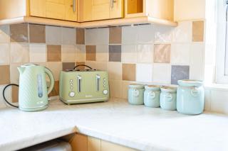 Spacious 4 Bed 2 Bath House - 1