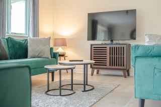 Spacious 4 Bed 2 Bath House - 4