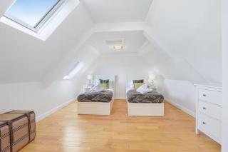 Near Bamburgh - 3 Bedrooms 2 Bathrooms - Stunning Walks and Views - Dog Friendly - Log Fire - Outdoor Seating and Eating - Off Street Parking - Quiet Rural Location - Fast Wifi - 5