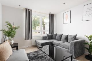 Serene 3BR Multilevel Home in Maida Vale - 0