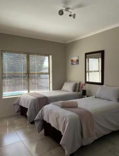 Serene pool house luxury 8 slp self-catering accom, Langebaan Golf estate - 3