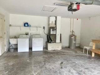 Room 2 - Cozy Queen, Backyard View (Private Bath) - 9