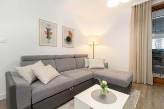 Sadowa Spacious Apartment with Balcony next to Granary Island by Noclegi Renters - 5