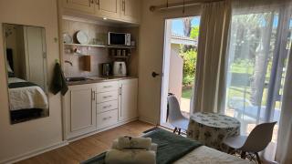 SilverGlades Guest House - 8