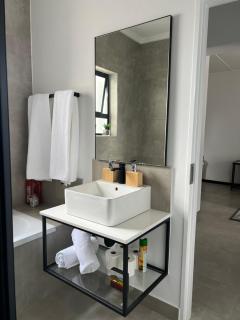 Modern minimalist retreat - Near Fourways Mall - 5