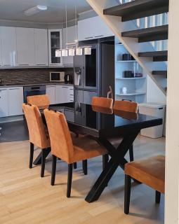 120n Villa Hietala paritalo, 1-8henkilön LUXUS majoitus, 3x160cm jenkkisängyt Löhösohvat, iso takaterassi, täyd keittiö Kodink, laatu sauna, Takka, Tv 75" x2, 2wc, autokatos, avainboxi koodilla, itsekirjaus 24h, wifi ja 500mb kuitunetti, kuivaava pesukone - 2