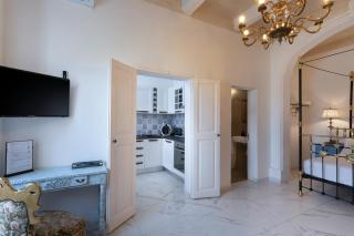 Valletta Townhouse Suite with a Maltese Balcony - 2