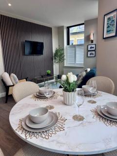 Central 2-Bed Apartment with Balcony & Parking - 0