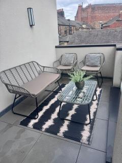 Central 2-Bed Apartment with Balcony & Parking - 9