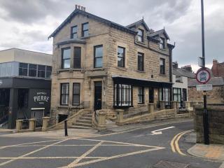 Central 2-Bed Apartment with Balcony & Parking - 2