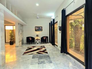 Amber Wood By Luxurious Landing - 0