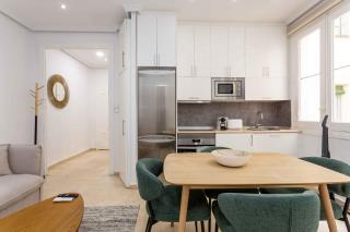 Elegant 2BR2BA Apartment Salamanca District - 4