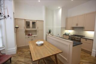 Elegant 2-Bed Flat in Shenfield - 7