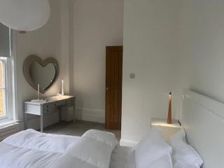 Elegant 2-Bed Flat in Shenfield - 2