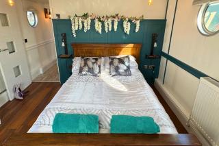 The Swan Flotel - Barton Marina - 5