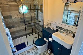 The Swan Floatel - 3BR Barge, Barton Marina, Deck, Sleeps 6 - 6