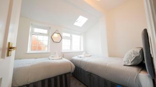 Cosy 2-Bedroom Townhouse - FREE Parking - 5