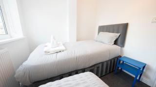 Cosy 2-Bedroom Townhouse - FREE Parking - 2