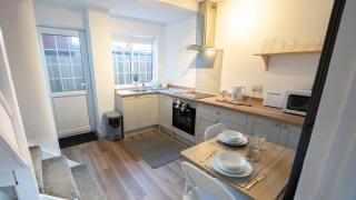 Cosy 2-Bedroom Townhouse - FREE Parking - 3