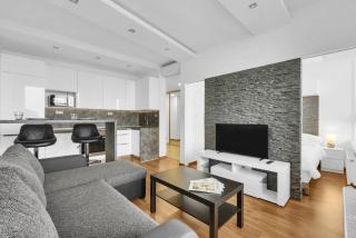 City Bright Apartment with Parking & Balcony - 9