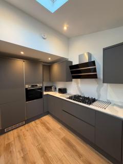 Luxury House, Great Location in Redditch - Contractors - Families - Groups - Relocators - Sleeps 9 - 4