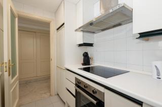 Apartment in the heart of Puerto Banús, with private parking space and communal pool, paddle tennis court and gym - 2