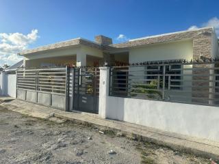 Villa de Philippe - Brisas de PC · 3BR House with private pool - Near downtown - 9