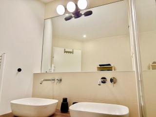 Luxury Stylish Apartment with Free Parking - 6