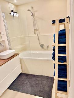 Luxury Stylish Apartment with Free Parking - 5